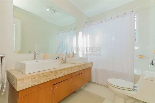 Casa En Venta De 5 Dorm. En Las Condes