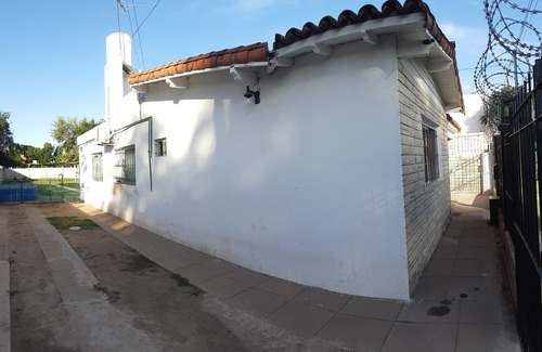 Casa 3 Ambientes Muy Amplios Y Luminosos Con Parque, Quincho