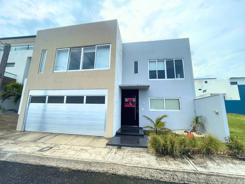 Casa En Venta En Lomas Del Sol, Riviera Veracruzana 302 M² De Lujo Y Comodidad A Pasos Del Mar. Alberca, Terraza Con Vista, Cocina Con Isla, 3 Recámaras, Estudio Y Fraccionamiento Privado Con Casa C