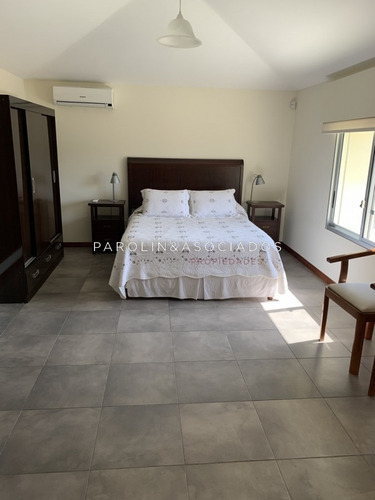 Casa De Cuatro Dormitorios Completamente Reciclada En Venta En Playa Mansa- Ref: 2679
