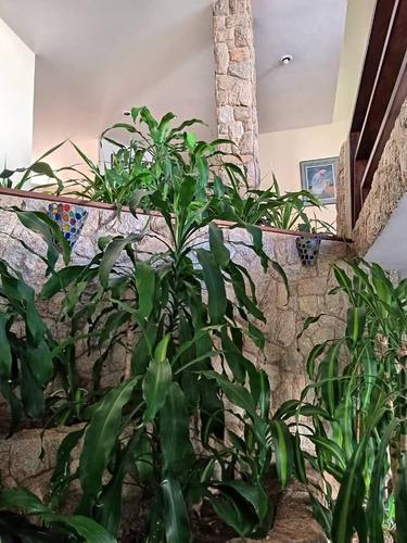 Casa Estilo Contemporáneo Ubicada En El Parral. L.m
