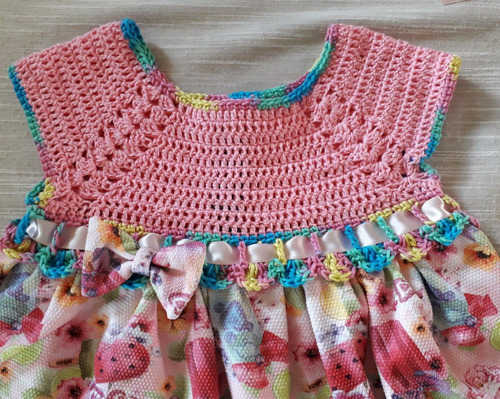 vestido de croche com saia de tecido