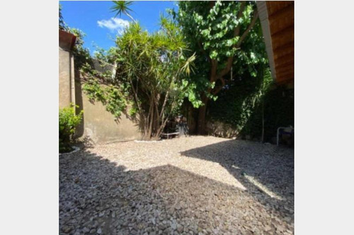 Casa Tipo Chalet De 5 Ambiente Con Gge Cubierto , Jardin,fondo , Quincho, 3 Baños, Desarrollada En 2 Plantas, Sobre Lote De 8.x 24 Mts