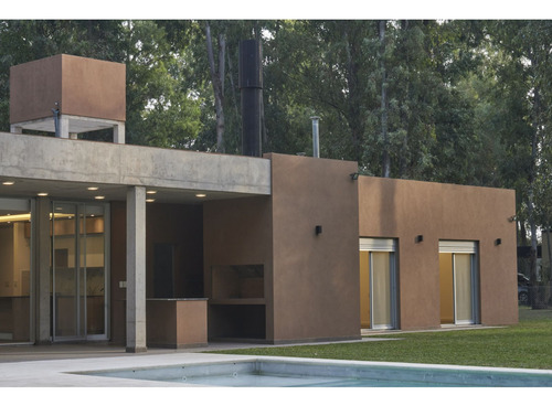 Casa De 3 Dormitorios Con Cochera, Galería Y Piscina