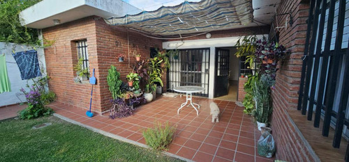 Excelente Oportunidad De Tres Dormitorios Con Dos Baños, Patio Verde.