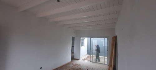 Casa En Venta De 2 Dormitorios C/ Cochera En Luzuriaga