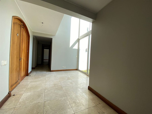 Casa En Venta De 7 Dorm. En Colina