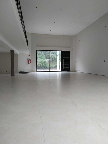 Prédio Comercial Com Arquitetura Moderna