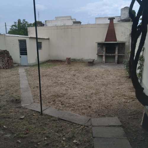Imagen 15 de 18 de Local Amplio Con Oficina Con Baño Y Dos Vestuarios Con Baños Fondo Libre Con Parrilla.