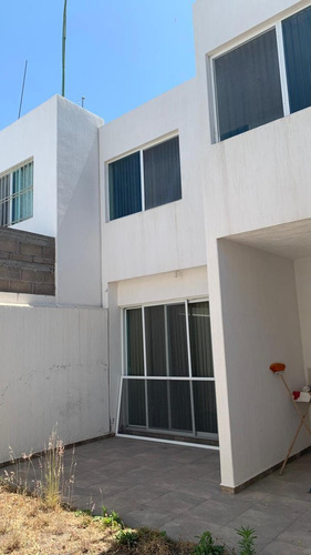 Casa En Renta En Circuito Privado En Fracc. Monterreal, Santa Barbara, Villa De Pozos