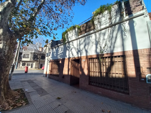 Venta Casa Lote Propio Con Garage Cubierto Y Local En Esquina 2 Plantas Con 2 Terrazas Tiene 166 M2 Cubiertos. A 3 Cuadras Parque Sarmiento Y Av Balbin, 4 Cuadras Av Gral Paz Y A 3 Cuadras Av Parque