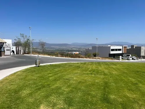 Espectacular Residencia En Zibata Garambullo, 5 Habitaciones, 4 Niveles, Sótano.