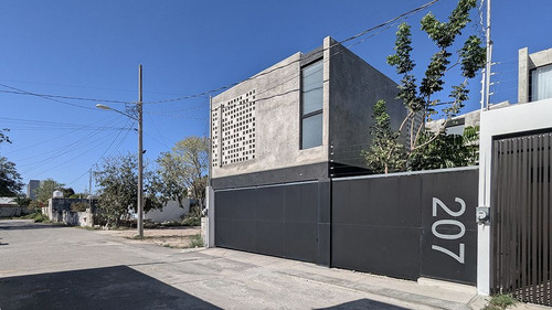 Casa En Venta De Estilo Unico, Ubicada En Cholul, Mérida.