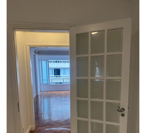 Amplo Apartamento Com Vista Para O Mar Em Copacabana 133 M², 3 Quartos E Conforto Total!