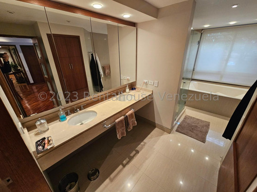 Ms: 25-1195 Se Vende Amplio Y Hermoso Apartamento En Planta Baja, En El Country Club. A=380m2, 3h, 5b, 3p.