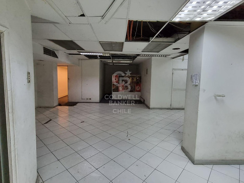 Amplio Local Comercial En Alameda, Frente A La Moneda