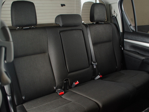 Imagen 14 de 20 de Toyota Hilux 2.8 Cd Srv 177cv 4x2