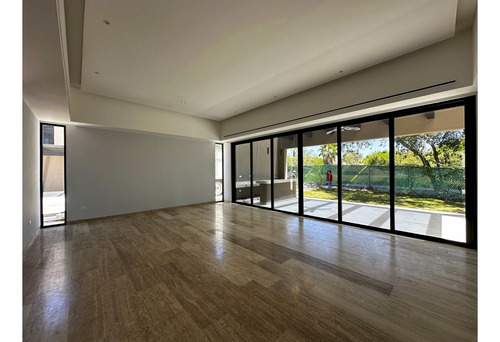 Renta De Residencia En Yucatán Country Club, A Estrenar