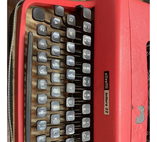 Máquina De Escrever Olivetti Lettera 32 Com Defeitos Leia (Usado)