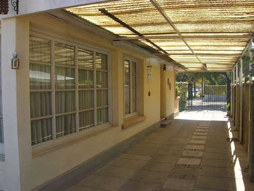 Casa En Venta De 5 Dorm. En Macul