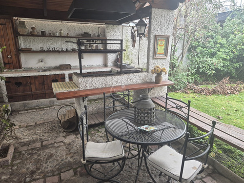 Casa En Venta De 6 Dorm.en Lo Barnechea.calle Cerrada.
