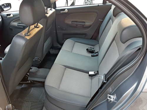 Imagen 12 de 15 de Volkswagen Voyage Comfortline 2011 Excelente