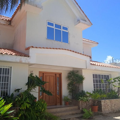 Imagen 1 de 11 de Hermosa Casa Con Piscina En Venta