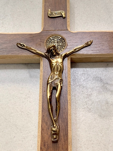 Crucifixo De Madeira E Metal Medalha São Bento 23cm Lindo