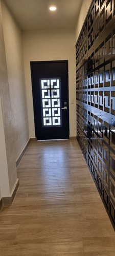 Casa En Venta, Ubicada En Colonial, Tijuana