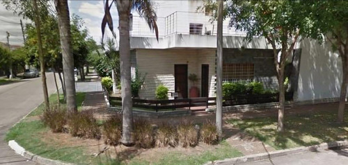 Castelar Norte. Casa 4 Amb. Luminosos. P.baja. Pieta/terraza/fácil Acceso Autopista. P.alta Playroom Solo Venta Directa