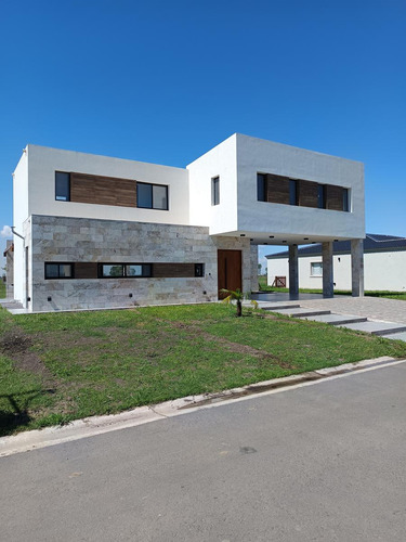 Venta- Hermosa Propiedad Minimalista- Barrio El Rebenque