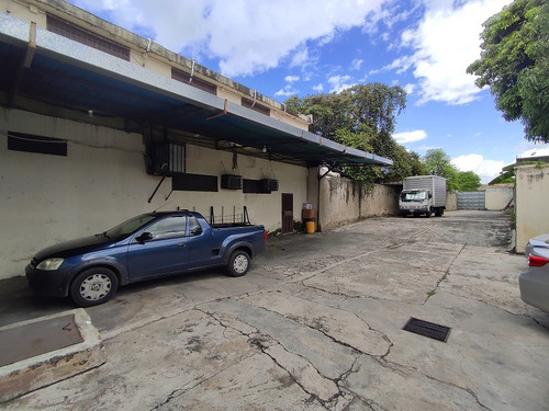 Se Venden 2 Locales Comerciales En La Avenida Bolívar Sur ( Av. Las Ferias) En El Edificio Impera . Minerva K
