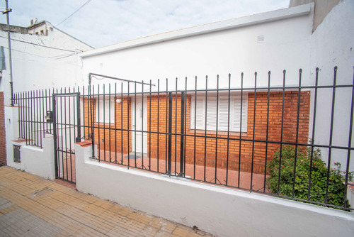 Casa Interna Sobre Avenida Con Patio Verde