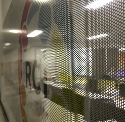 Imagen 5 de 10 de Vinilo Microperforado Impreso - Ploteo Vidrieras