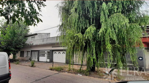 Venta De Casa Con Cochera, Consultorio Y Local En Sarandi (27587)