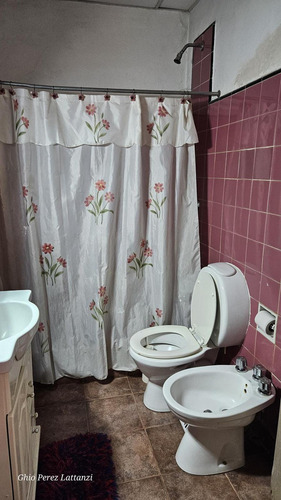 Venta Casa 2 Ambientes 1 Dormitorio En Caseros, Jardín Parrilla