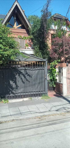En Venta En Ciudad Jardin Triplex 5 Ambientes 3 Baños , Jardin Con Cochera Cubierta Con Rejas Al Frente, Living Comedor Amplio ,toilet, Cocina Comedor F: 8545