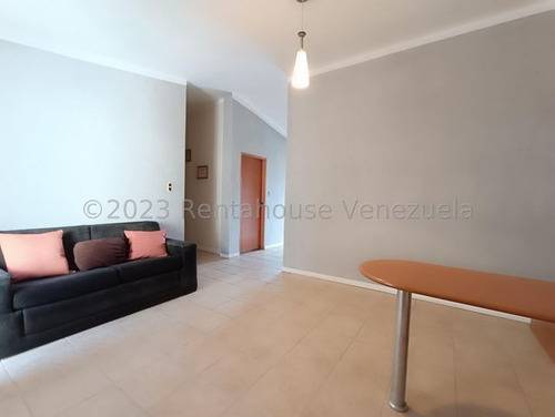Jip 25-14065. Rentahouse Vende Comoda Casa De 236 Mts2, 5 Hab, 3 Baños, 2 P/e. Urbanismo Cerrado Con Vigilancia. Urb La Floresta. La Victoria.