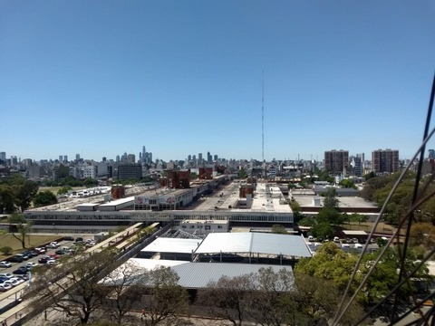 Tres Ambientes Con Balcones Frente Al Garrahan