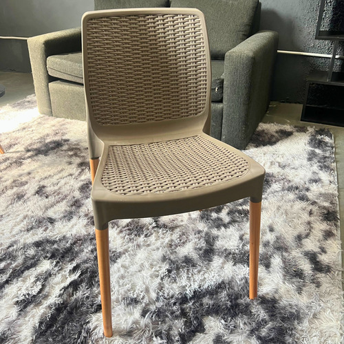 Pack X2 Silla Reforzada India Ratan Plastico Patas Madera Marrón