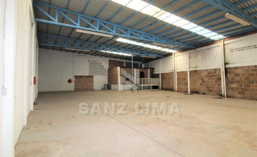 Apaseo El Grande, Gto: Bodega A 100 Mts De La Carretera Libre A Queretaro.