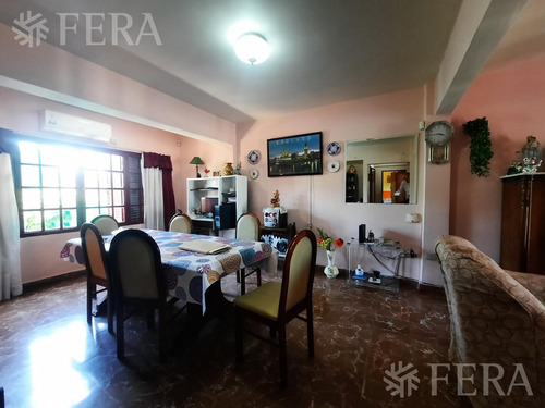 Venta De Casa De 5 Ambientes Con Cochera Y Local En Lanús Oeste