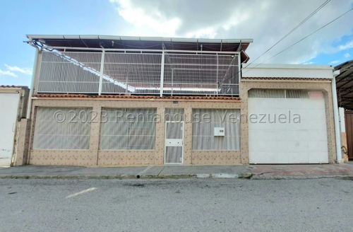 Casa En Venta En El Oeste De Barquisimeto Cuenta Con 6 Habitaciones, 4 Baños, Totalmente Cercada, Amplio Estacionamiento. Dos Niveles, Tanque Aéreo Y  Portón Eléctrico Gabriela C.