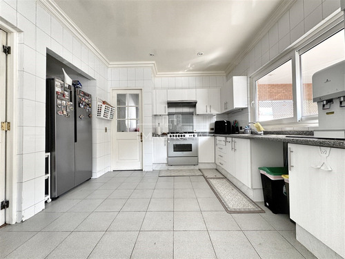 Casa En Arriendo De 6 Dorm. En Lo Barnechea