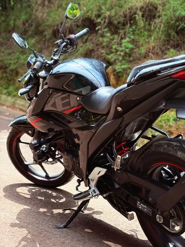 Gixxer 150 Fi Abs Color Negro Con Llantas Pirelli Nuevas