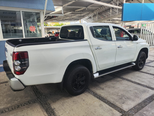 Mitsubishi L200 2.4 Cabina Doble 4x2 Mt