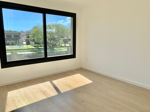 Imagen 8 de 16 de Casa A Estrenar En Barrio Privado. 3 Dorm + Escritorio. Fondo Con Vista Al Lago, Piscina Y Parrillero