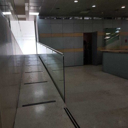 Metro El Golf / / Av. Apoquindo