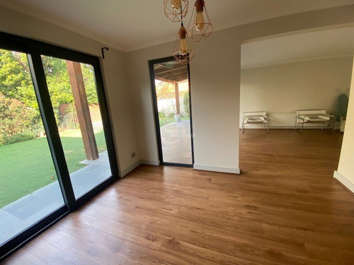Casa En Venta De 4 Dorm. En Lo Barnechea