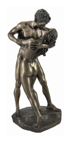 Estatuas Amantes En Un Apasionado Embrace Compartir Un Beso